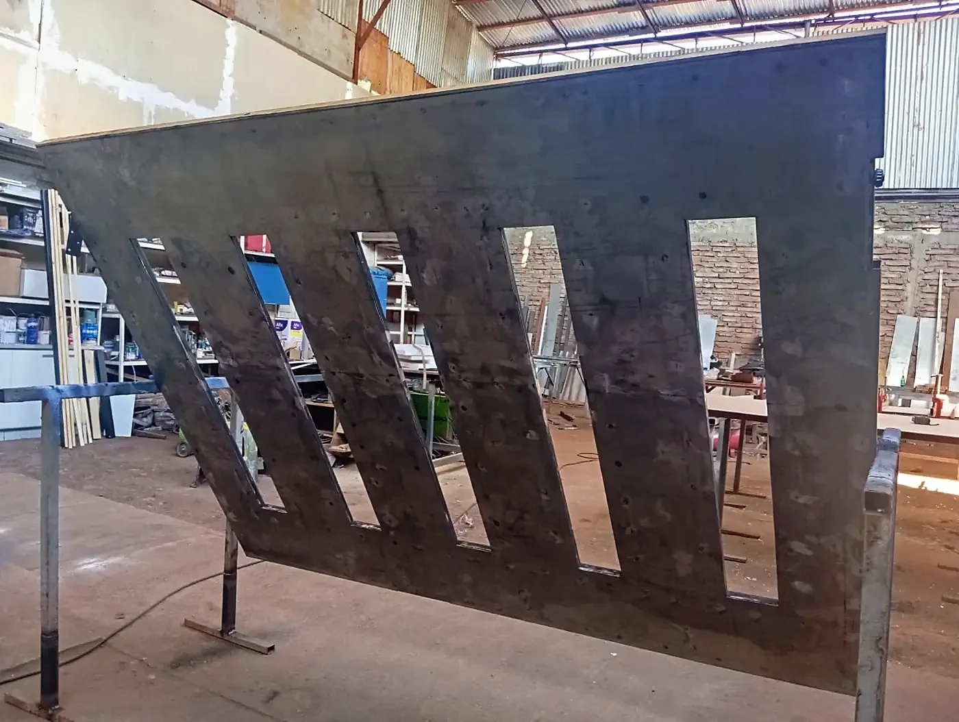 Estructura de acero soldada de una puerta blindada