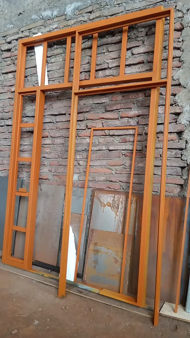 Marco de una puerta blindada con fijos laterales listo para instalar