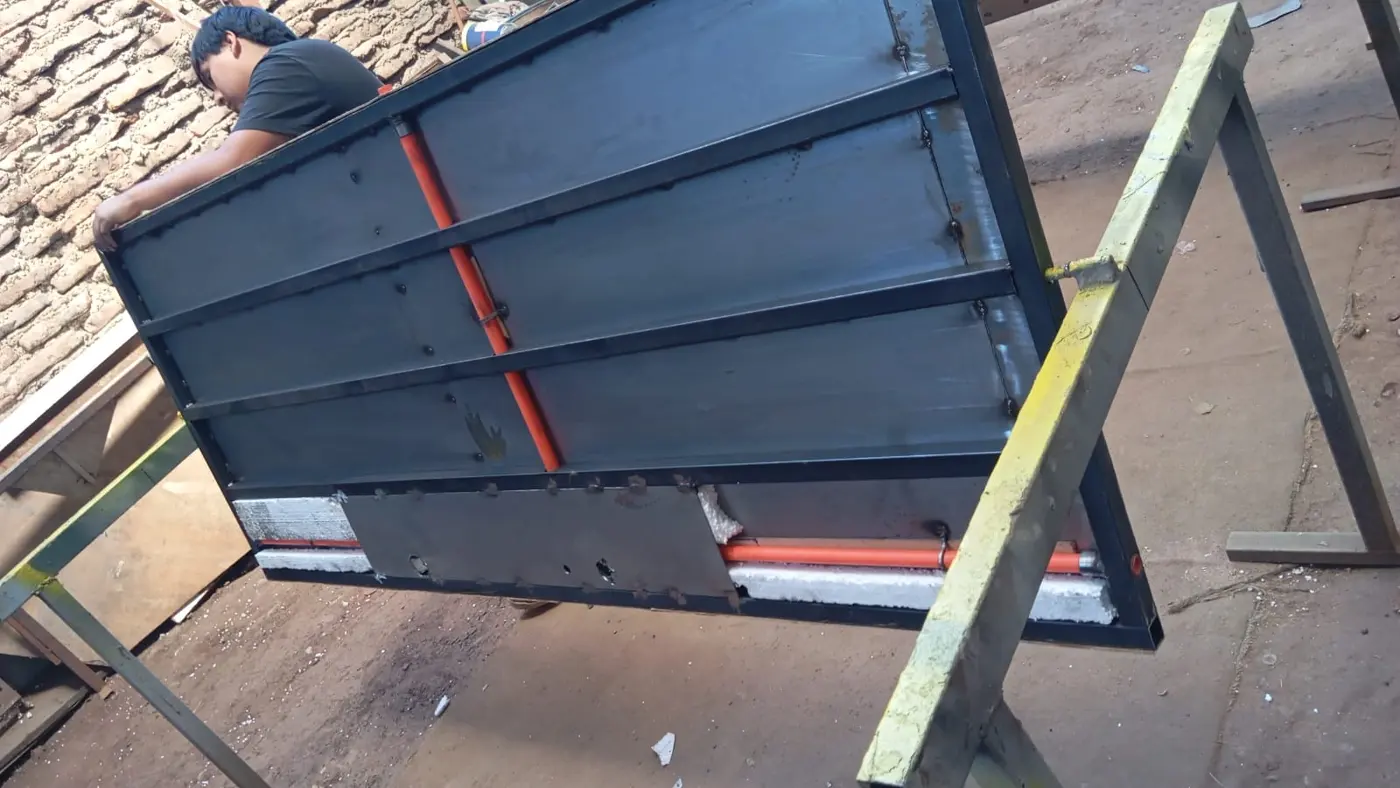 Planchas de acero de una puerta blindada en fabricación