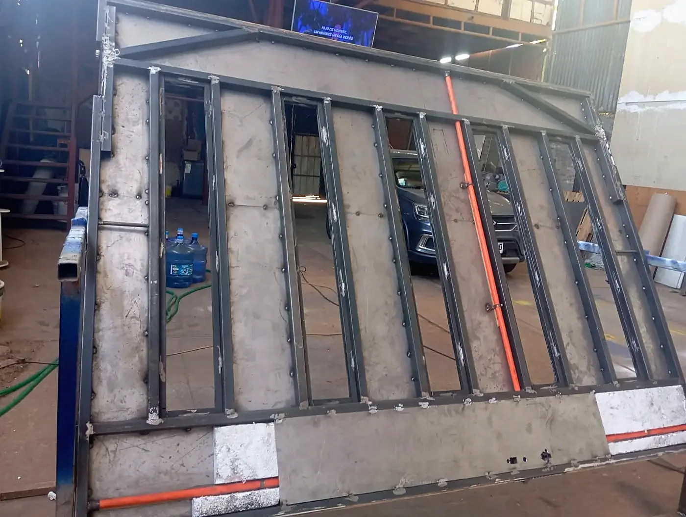 Bastidores de acero de puertas blindadas en el taller