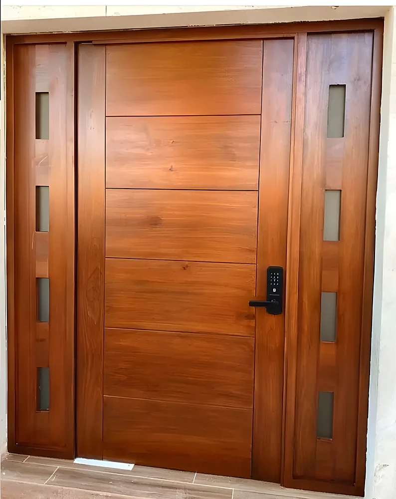 Puerta blindada modelo Acapulco, de cantería en bajo relieve con paño lateral de ventanillas y cerradura digital