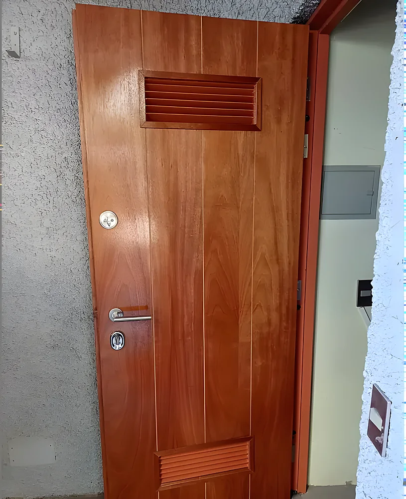 Puerta blindada modelo Berlín, de madera con celosía de ventilación