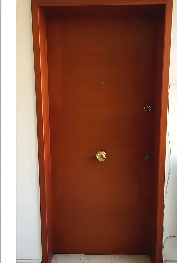 Puerta blindada modelo Bogotá, lisa de madera color caoba
