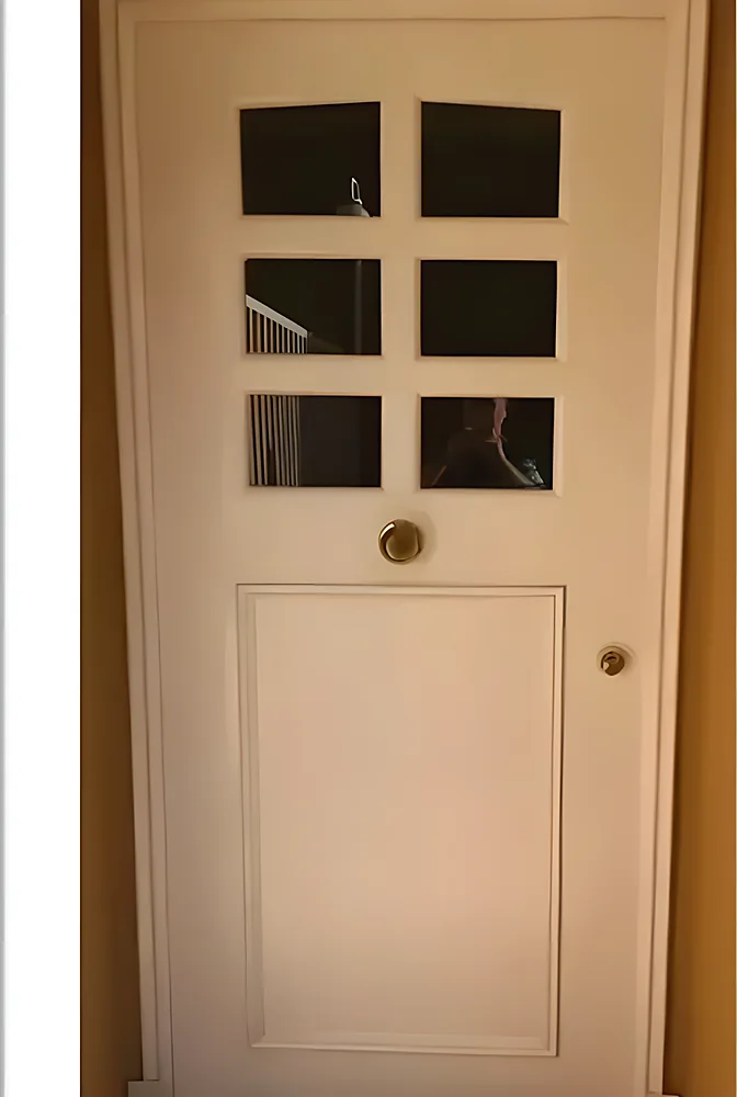 Puerta blindada modelo Brasilia, con seis ventanillas cuadradas