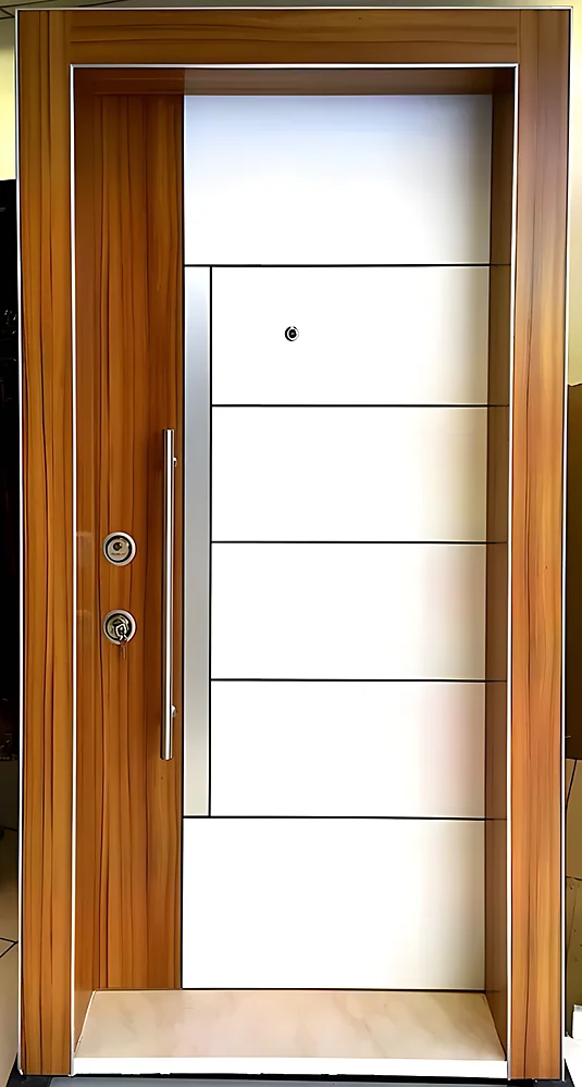 Puerta blindada modelo Bruselas, blanca de cantería en bajo relieve con marco de madera