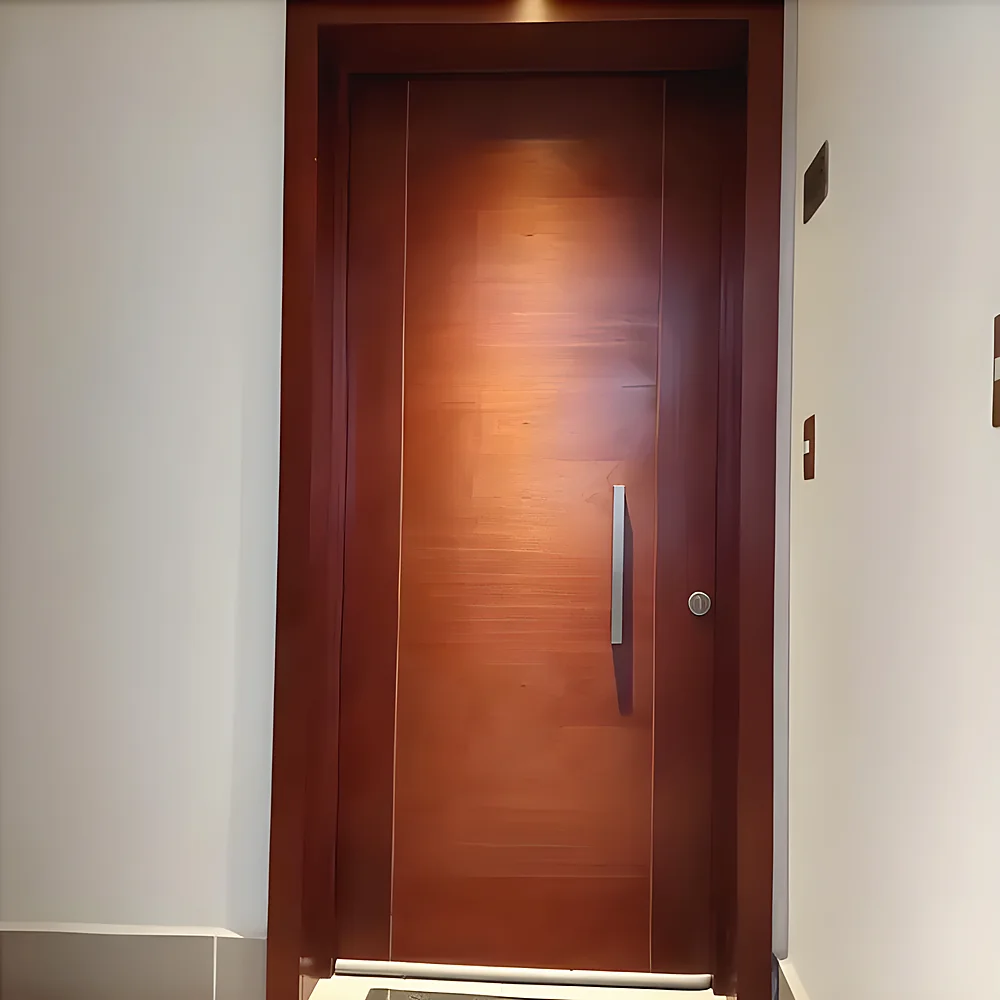 Puerta blindada modelo Caracas, de caoba con dos canterías laterales y tirador vertical