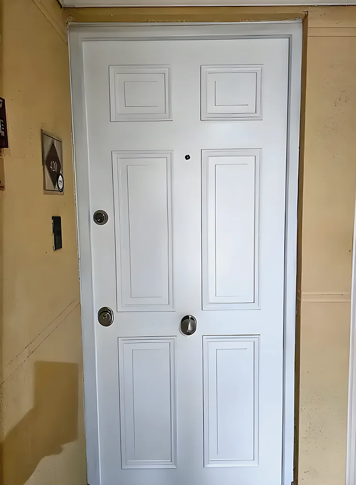 Puerta blindada modelo Chicago, blanca con molduras decorativas