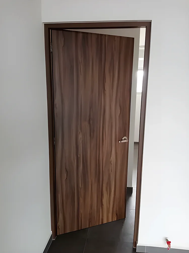 Puerta blindada modelo Dublín, lisa de nogal