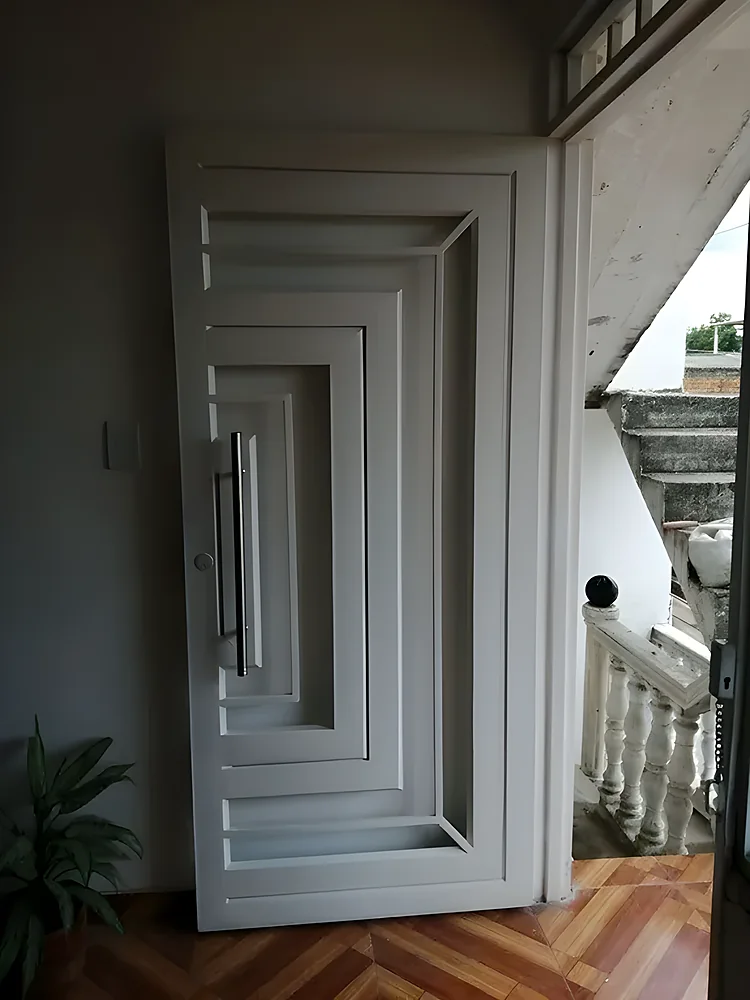 Puerta de seguridad modelo Estocolmo, gris con perfiles unidos