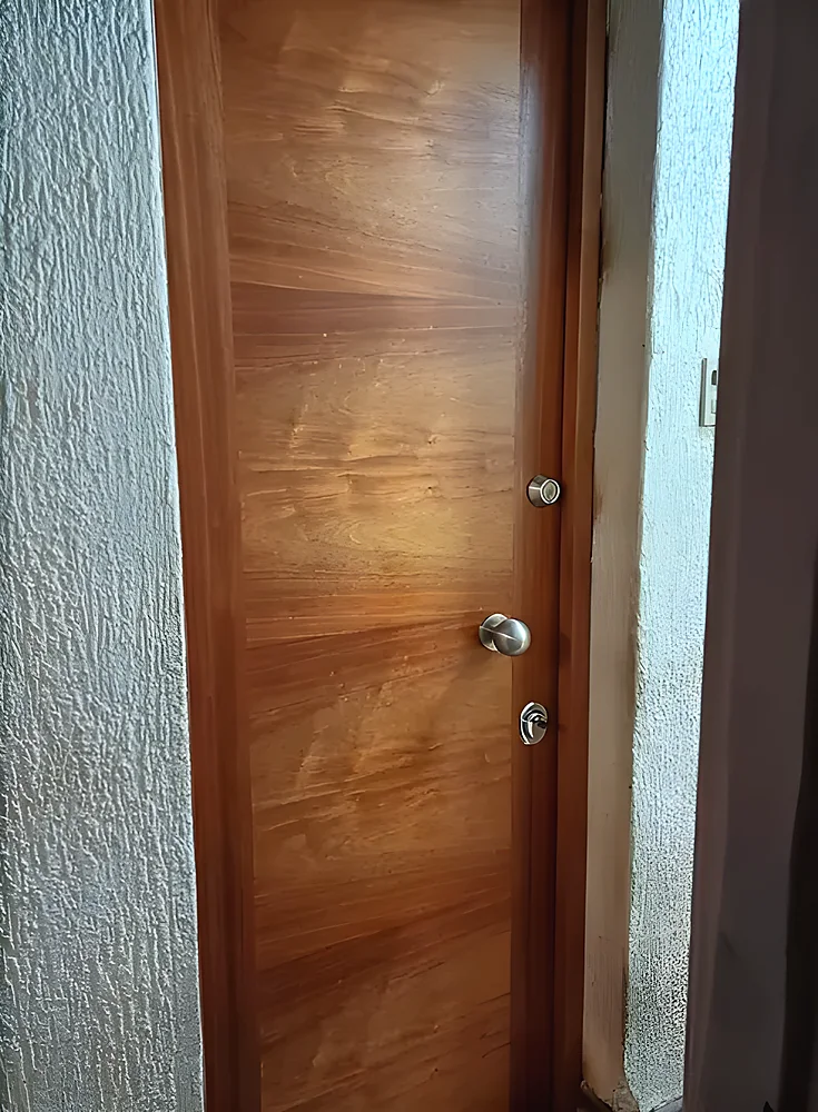 Puerta blindada modelo Hong Kong, lisa de madera clara