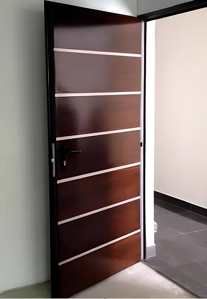 Puerta blindada modelo Kingston, de caoba con líneas de acero