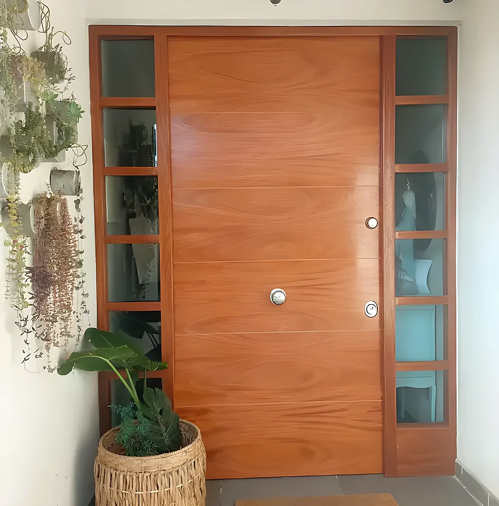 Puerta blindada modelo Madrid, lisa de madera con paños laterales vidriados