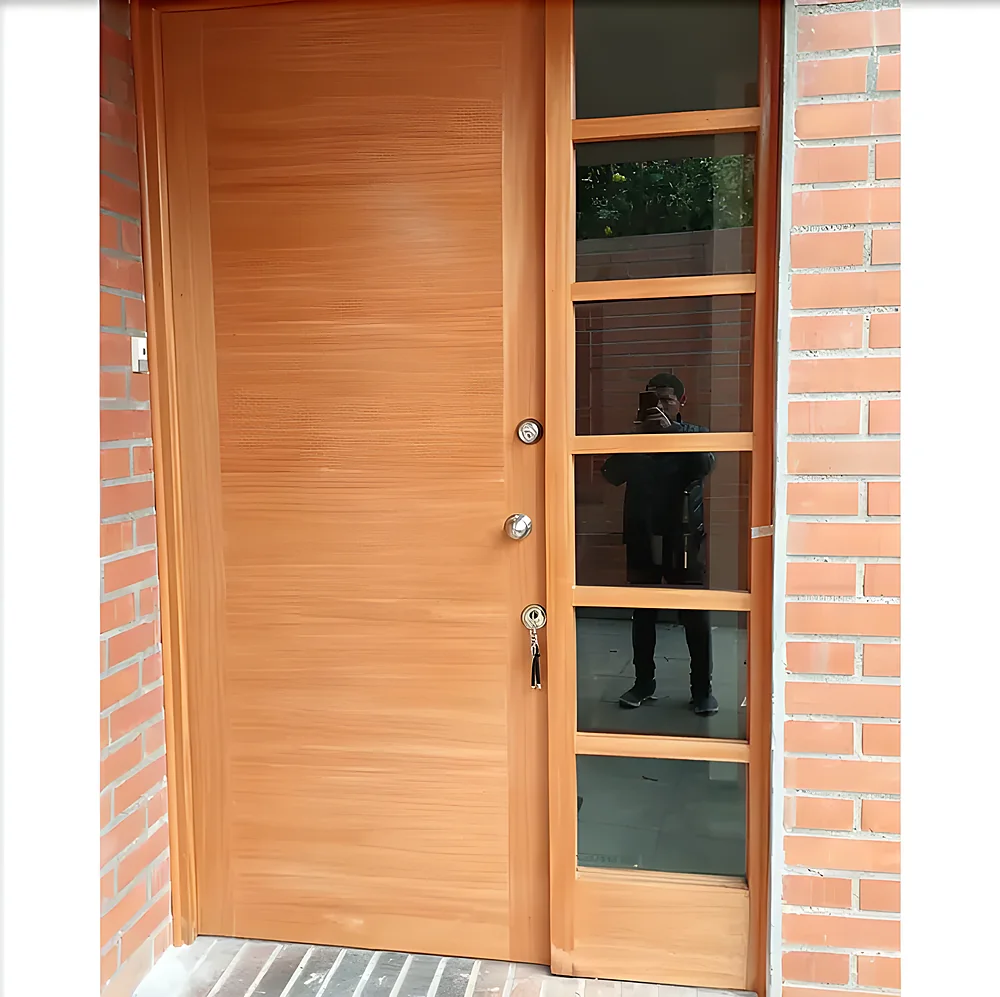 Puerta blindada modelo Miami, enchapada lisa con mampara de seguridad