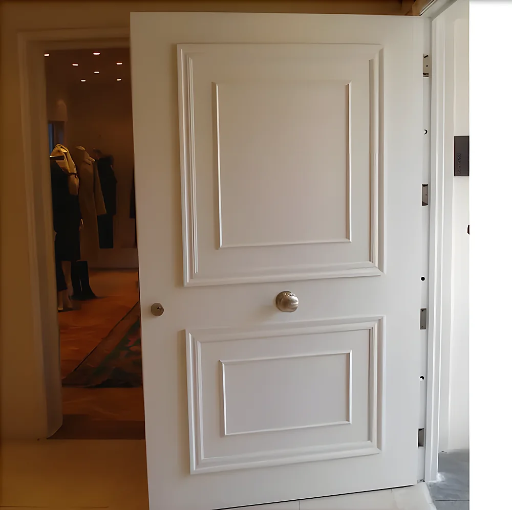 Puerta blindada modelo Milán, blanca con molduras