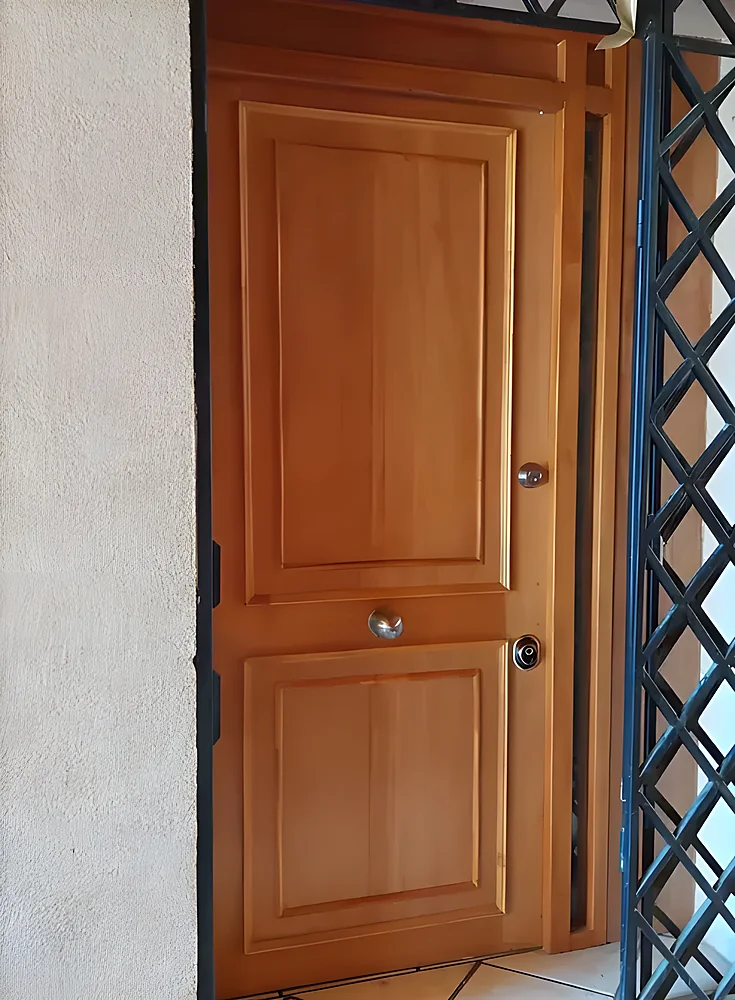 Puerta blindada modelo Múnich, clásica de madera con molduras decorativas