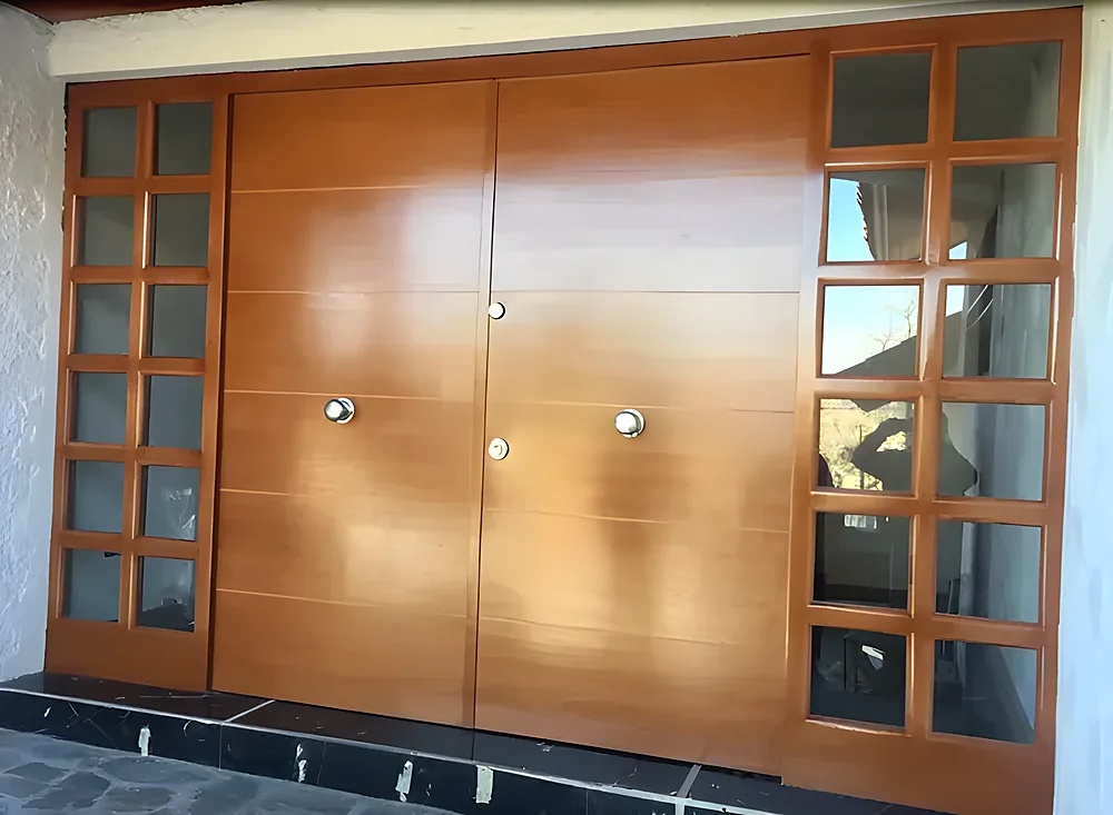 Puerta blindada modelo Paris, doble hoja de madera con mamparas laterales