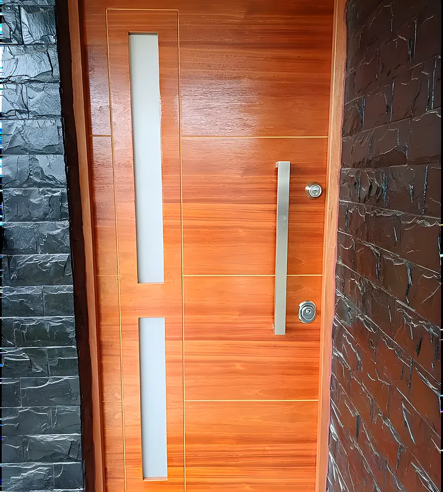 Puerta blindada modelo Pekín, de cantería en bajo relieve con ventanilla de vidrio de seguridad o empavonado
