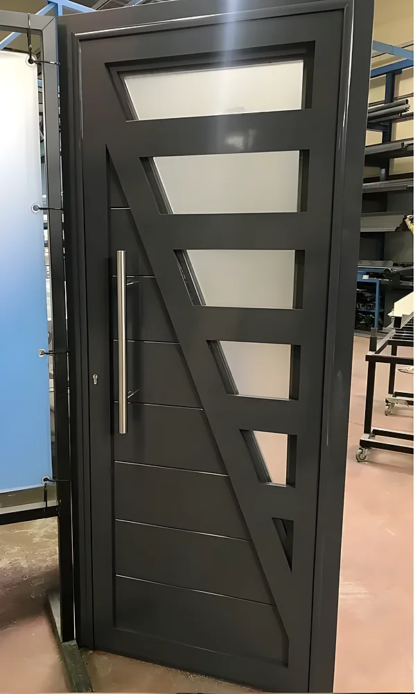 Puerta de seguridad modelo Praia, de acero gris con ventanillas diagonales