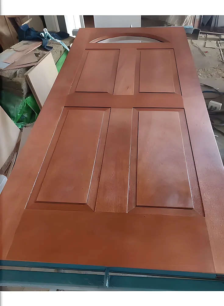 Puerta blindada modelo São Paulo, clásica con molduras decorativas y arco