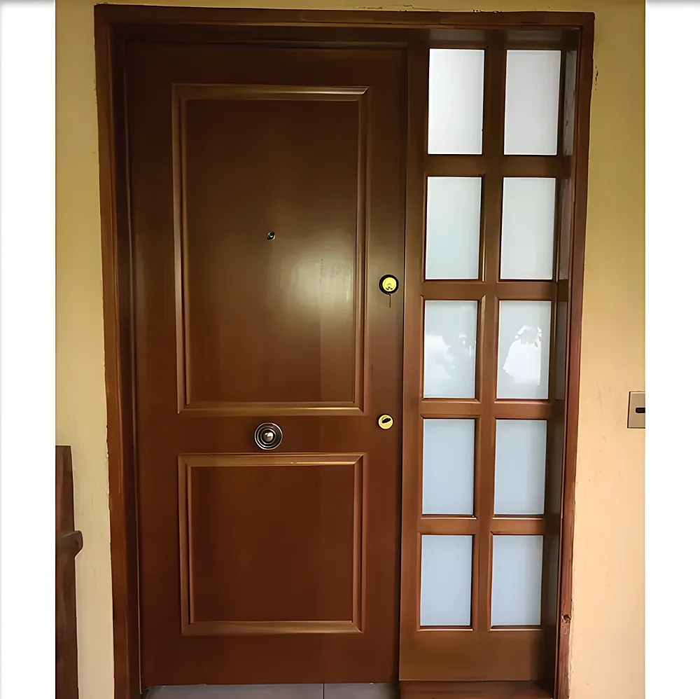 Puerta blindada modelo Singapur, clásica con paño lateral de vidrio repartido