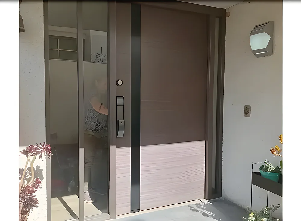 Puerta blindada modelo Tokio, de acceso con vidrio de piso a techo y cerradura digital