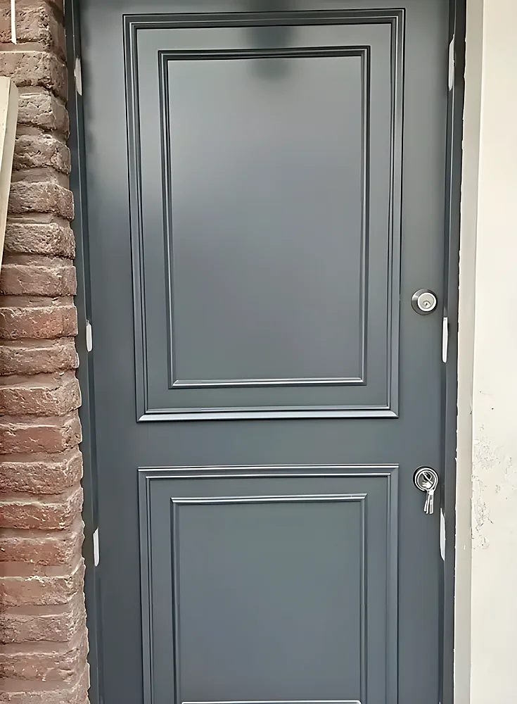 Puerta blindada modelo Valencia, gris con molduras decorativas