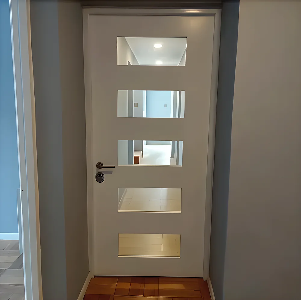 Puerta blindada modelo Venecia, moderna con ventanillas verticales esmeriladas, pintada con pintura acrílica